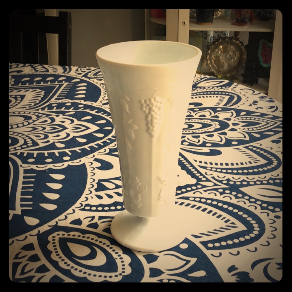 VINTAGE MILK GLASS VASE